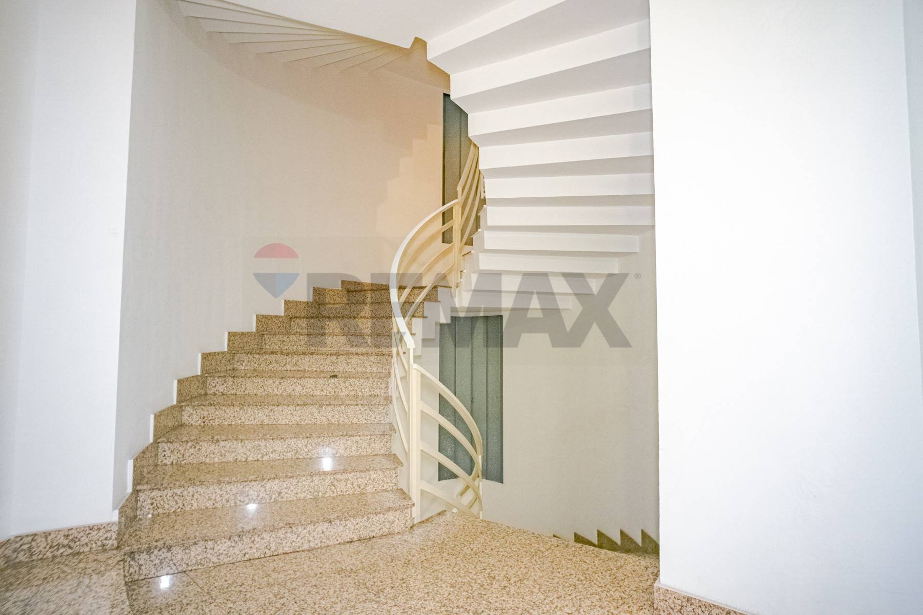 Scale - Apartment Via Vittorio Emanuele Orlando
34, Adrano - photo 3