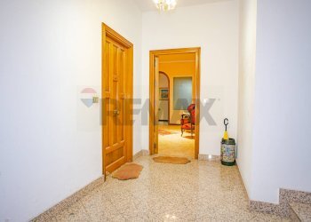 Hall / corridoio - Apartment Via Vittorio Emanuele Orlando
 
34, Adrano - photo 2