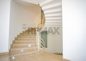 Scale - Apartment Via Vittorio Emanuele Orlando
 
34, Adrano - photo 3