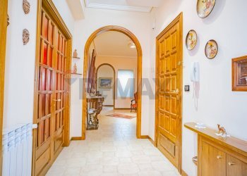 Hall / corridoio - Apartment Via Vittorio Emanuele Orlando
 
34, Adrano - photo 29