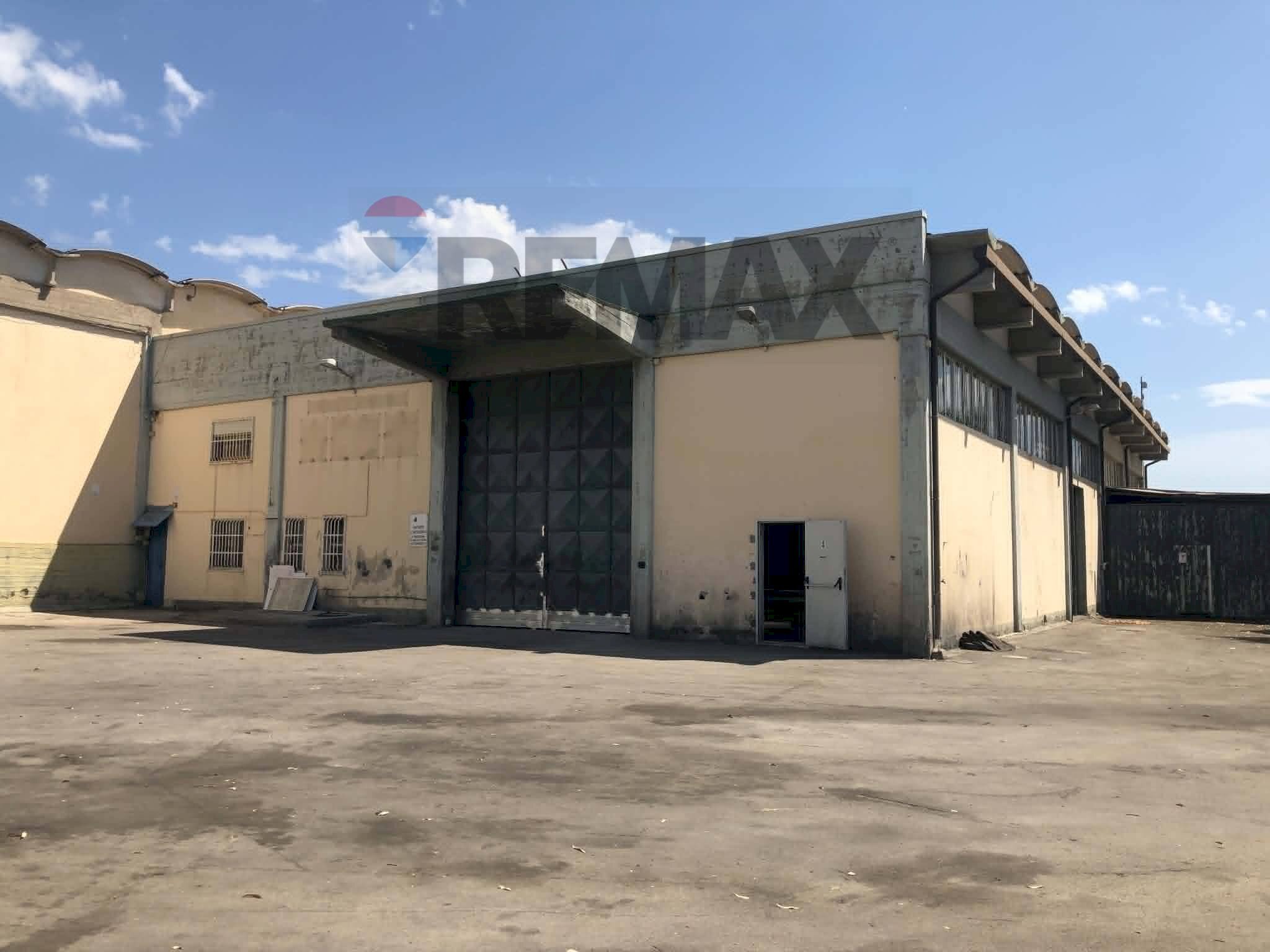 Edificio all\'aperto - Commercial Premises Via Caduti di tutte le guerre
no, Motta Sant'Anastasia - photo 2
