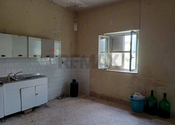 Cucina piano terra - Casa indipendente Via La Loggia
 
87, Aragona - foto 7