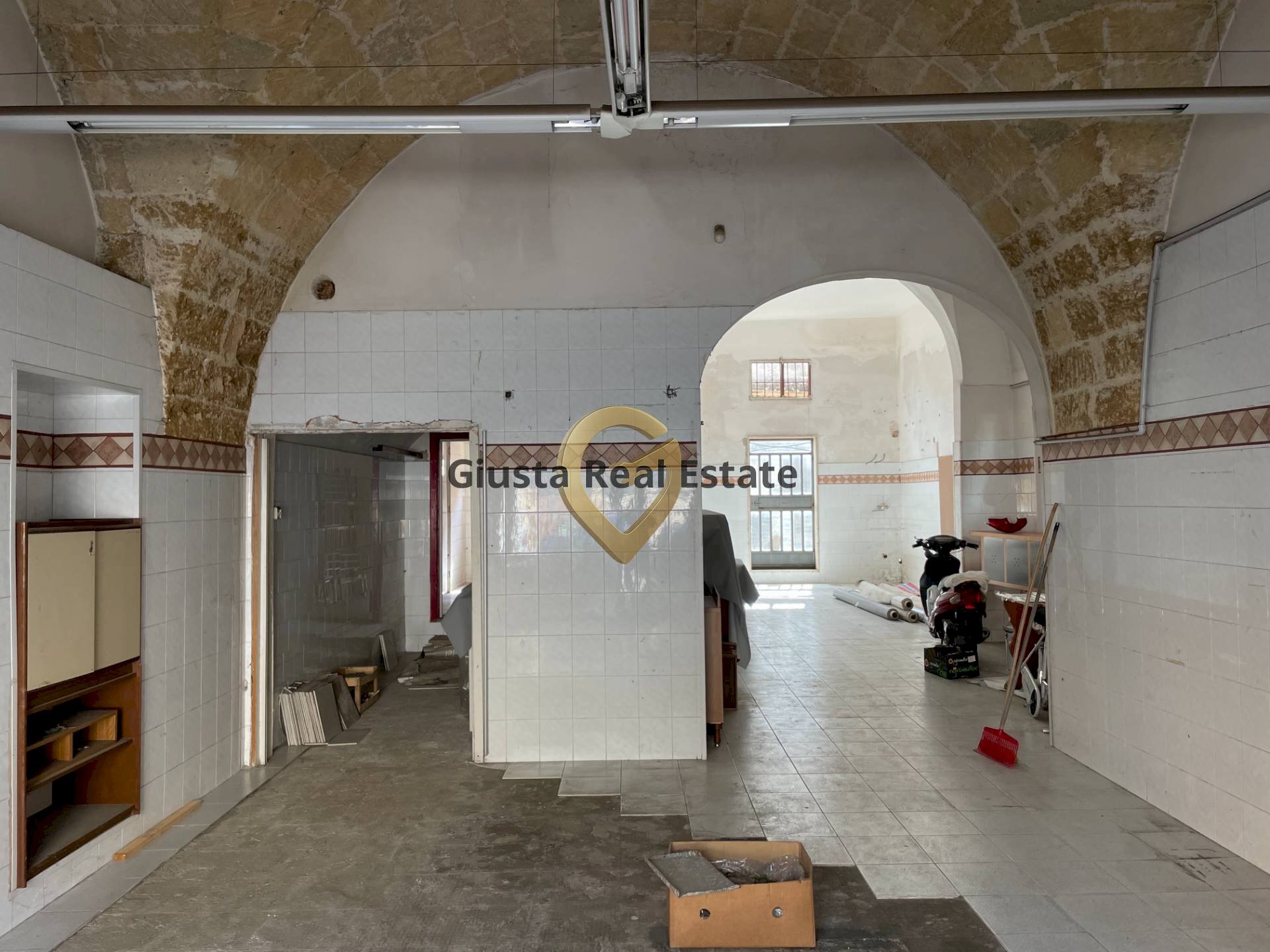 Foto 1 - Commercial Premises Via Maja materdona
 
6, Mesagne - photo 1