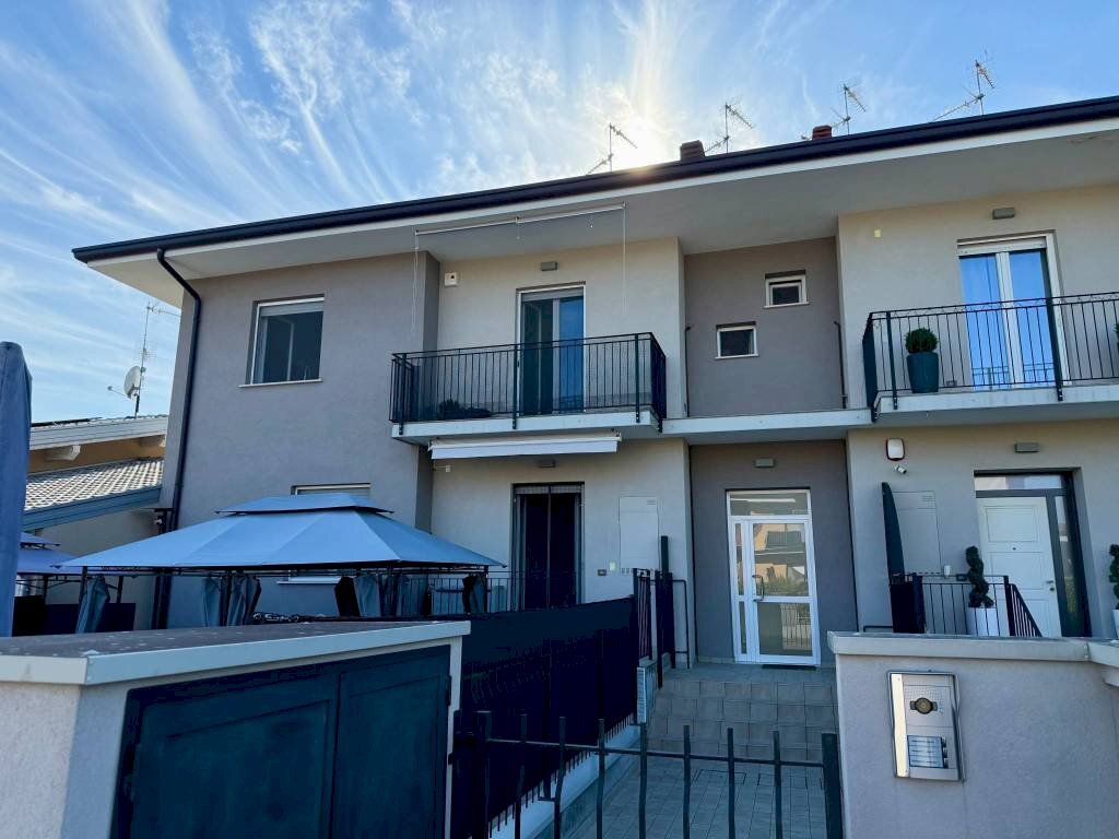 Facciata - Three-room apartment via Arnaldo da Brescia, Ghedi - photo 1