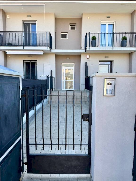 Balcone - Three-room apartment via Arnaldo da Brescia, Ghedi - photo 2