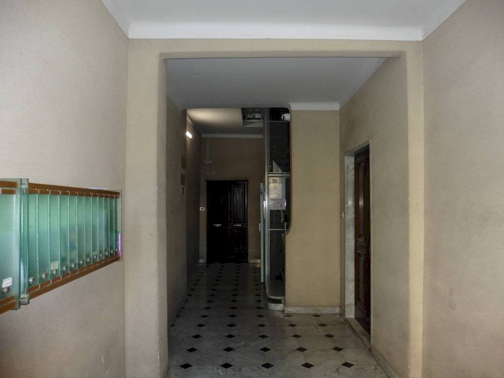 Interno palazzo - Trilocale largo Augusto Merlo, 185, Genova (zona Marassi) - foto 2