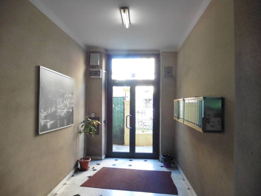 Interno palazzo - Trilocale largo Augusto Merlo, 185, Genova (zona Marassi) - foto 3