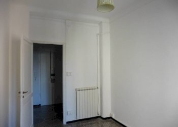 Stanza non arredata - Trilocale largo Augusto Merlo, 185, Genova (zona Marassi) - foto 5