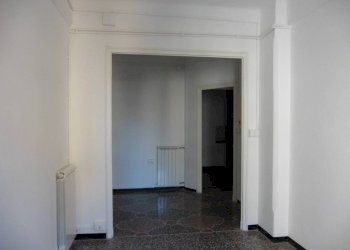 Stanza non arredata - Trilocale largo Augusto Merlo, 185, Genova (zona Marassi) - foto 8