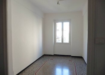 Camera da letto - Trilocale largo Augusto Merlo, 185, Genova (zona Marassi) - foto 9