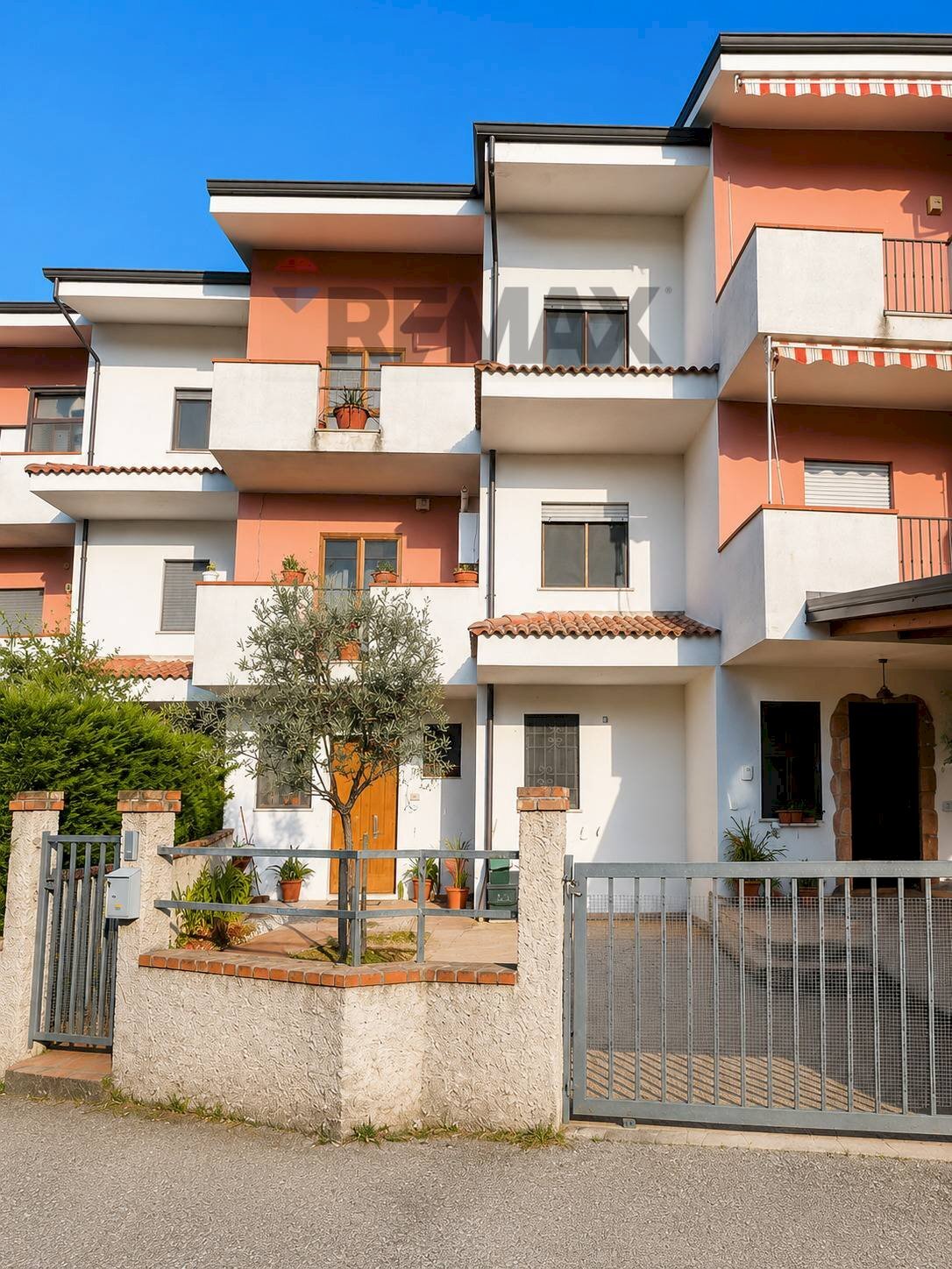 Edificio all\'aperto - Villa a Schiera Via Serre
8, Zumpano - foto 2