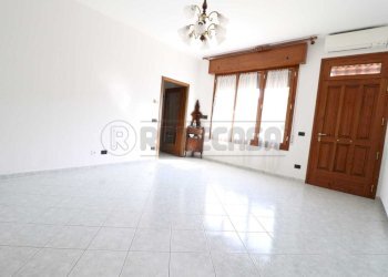 6_Soggiorno (1) - Four-room apartment Via G. Bruno 23A, Bondeno - photo 6