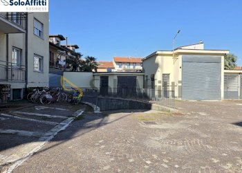 PIAZZALE CONDOMINIALE INTERNO.jpg - Warehouse anzio 25, Seveso - photo 8