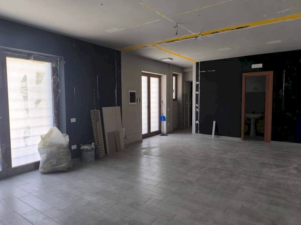 Negozio via Giuseppe Lamberti, Cava de' Tirreni - foto 1