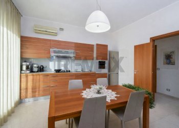 Sala da pranzo - Appartamento Via Giovan Battista Vaccarini
 
5, Sant'Agata Li Battiati - foto 13