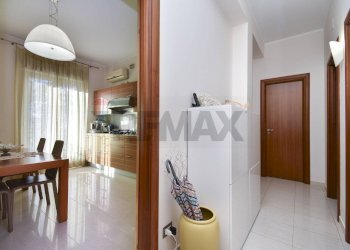 Sala da pranzo - Appartamento Via Giovan Battista Vaccarini
 
5, Sant'Agata Li Battiati - foto 14