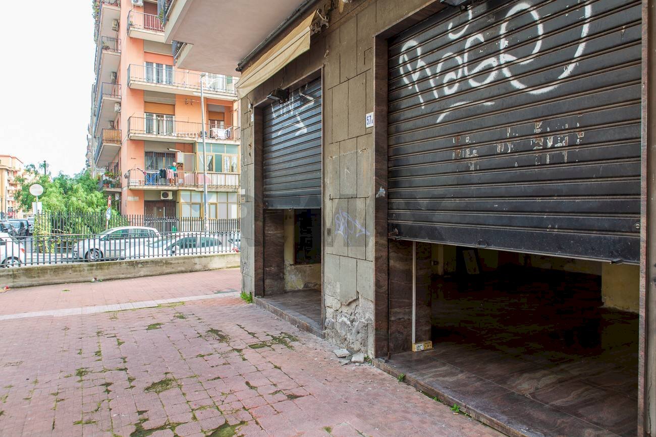 Edificio all\'aperto - Locale Commerciale Via Eleonora D'angiò
57, Catania - foto 2