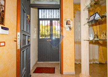 doppia porta d\'ingresso - Terraced Villa Via Gino Severini
 
55, Catania - photo 4