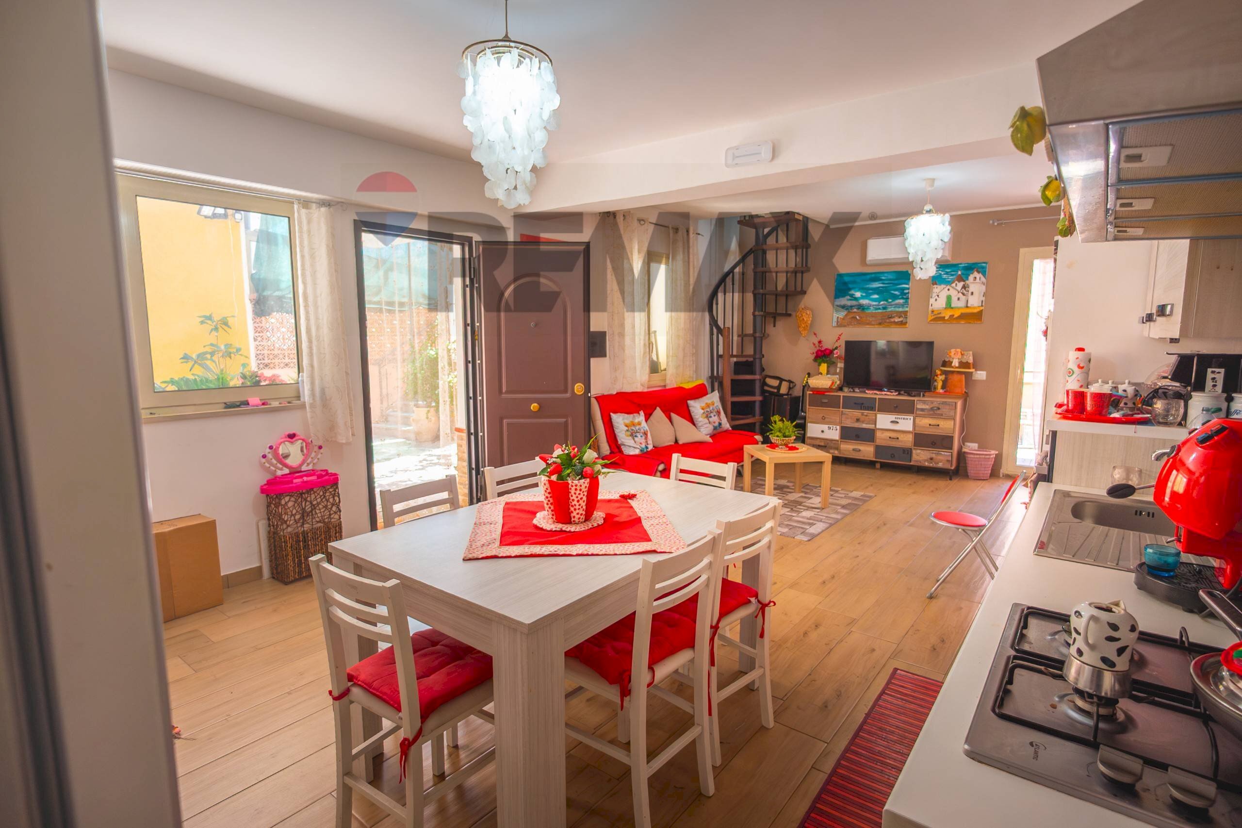 Sala da pranzo - Villa a Schiera Contura inferiore
 
69, Savoca - foto 1