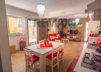 Sala da pranzo - Villa a Schiera Contura inferiore
 
69, Savoca - foto 1