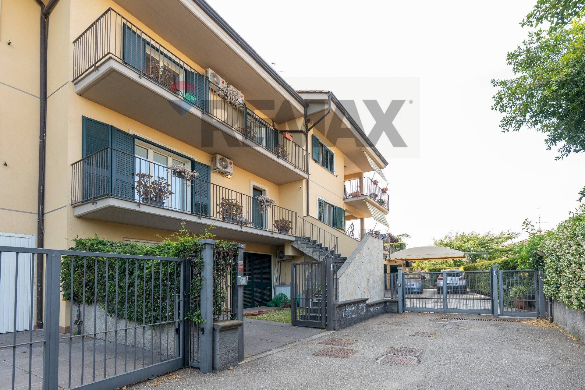 Edificio all\'aperto - Villa a Schiera Via mazzaglia
 
27, Aci Catena - foto 1