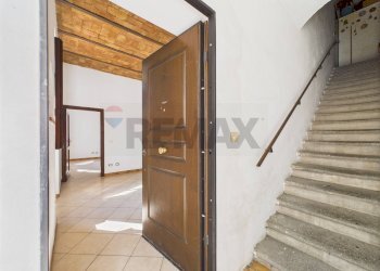 Scale - Two-room apartment Piazza Pietro Cammerinesi
 
6, Formello - photo 3