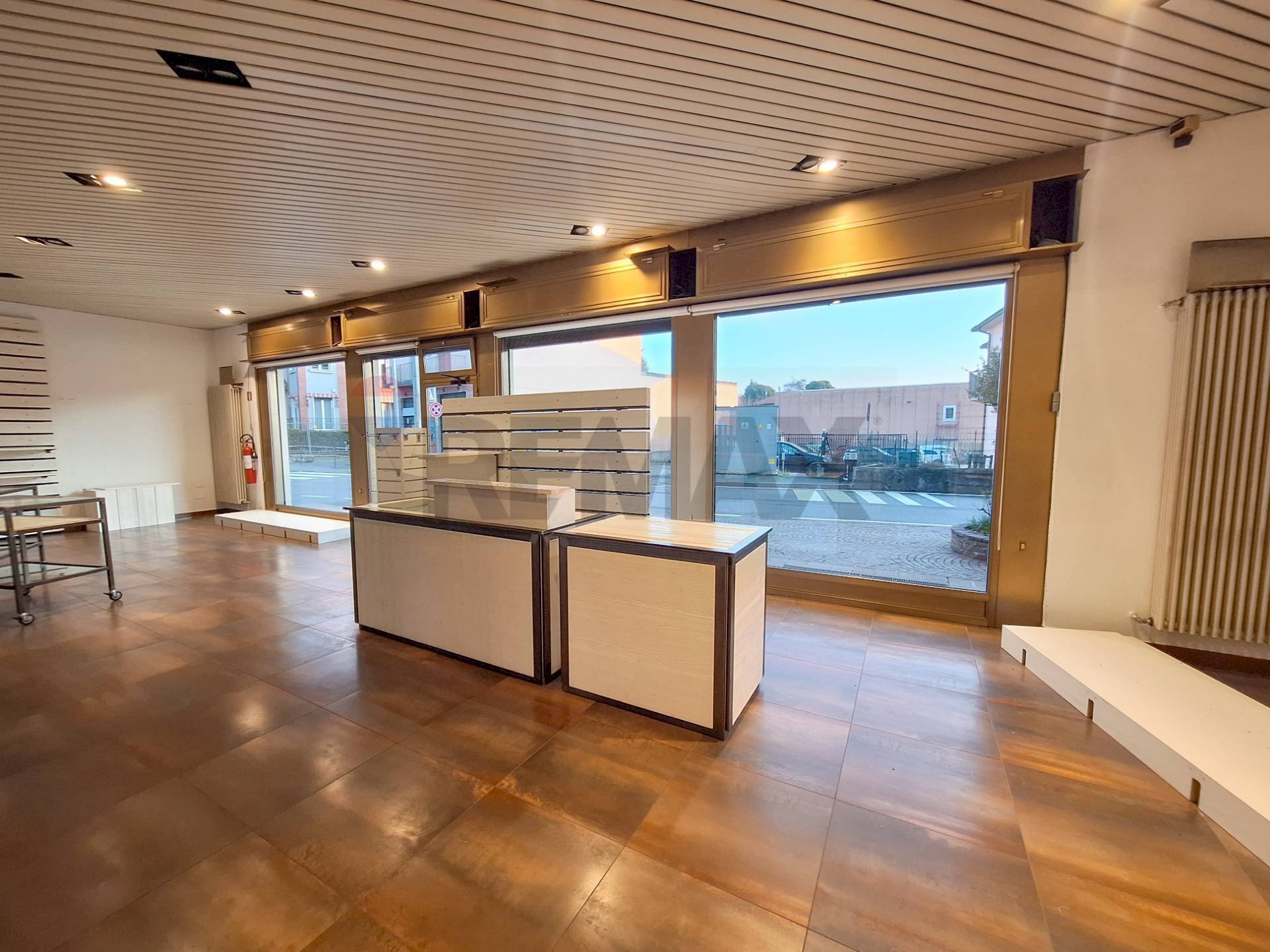 Ricezione / Lobby - Locale Commerciale VIA CAVOUR
 
20, Castronno - foto 1