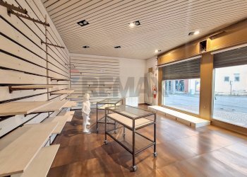 Ricezione / Lobby - Commercial Premises VIA CAVOUR
20, Castronno - photo 4
