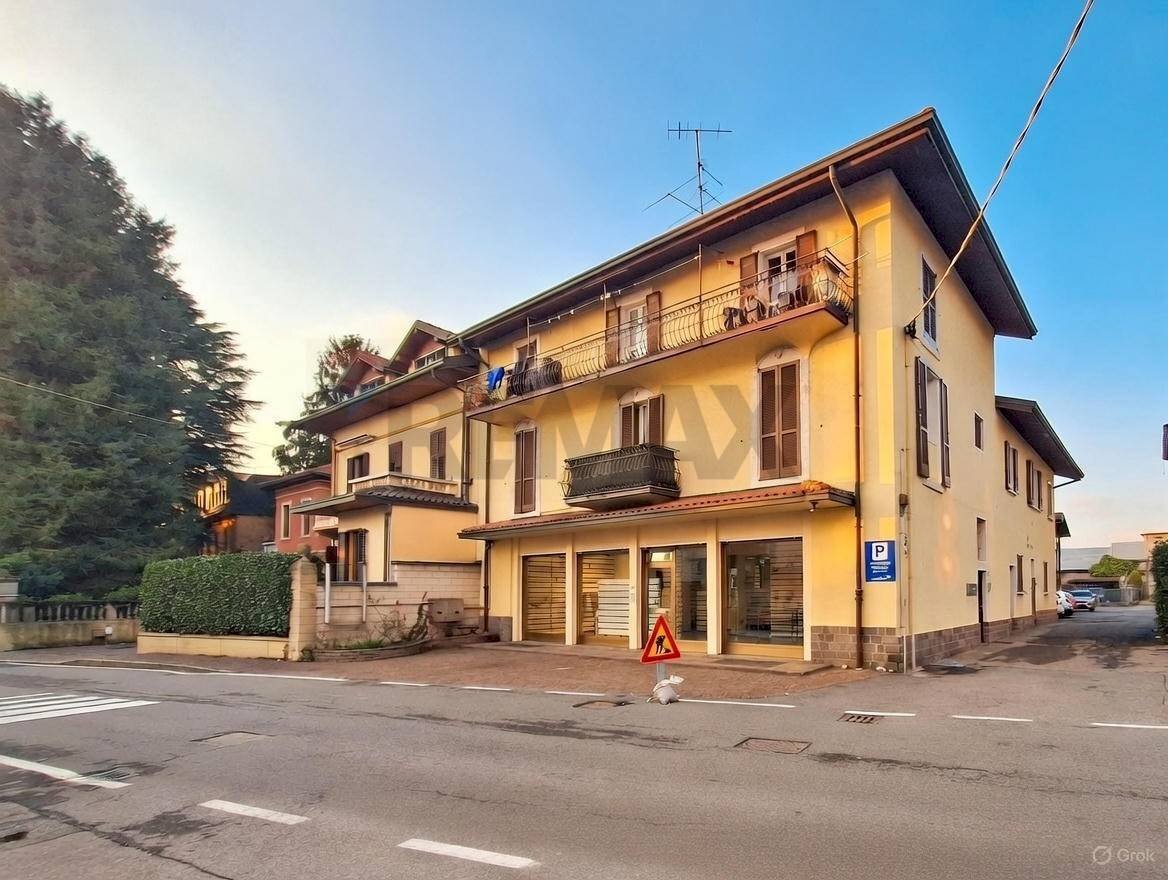 Edificio all\'aperto - Locale Commerciale VIA CAVOUR
 
20, Castronno - foto 1