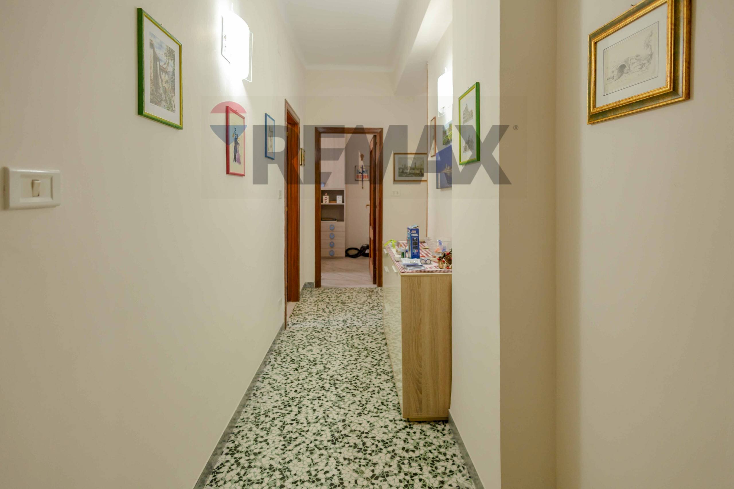 Hall / corridoio - Three-room apartment Via Giovan Battista Trevisani
144, Bari - photo 3