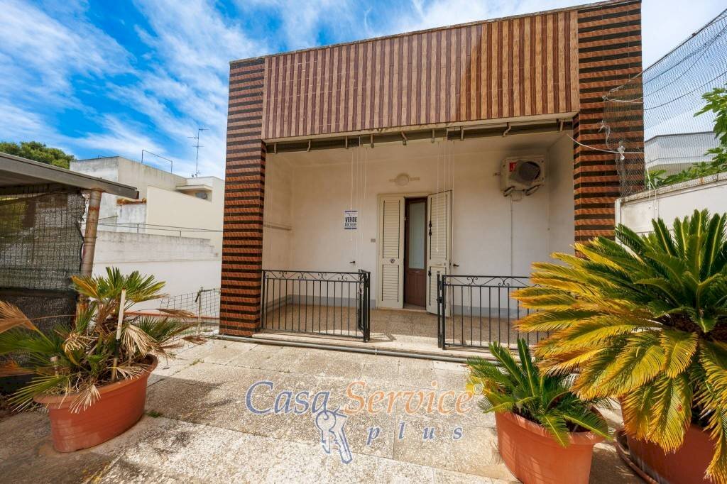 Giardino - Casa indipendente via Giuseppe Grassi, Sannicola - foto 1