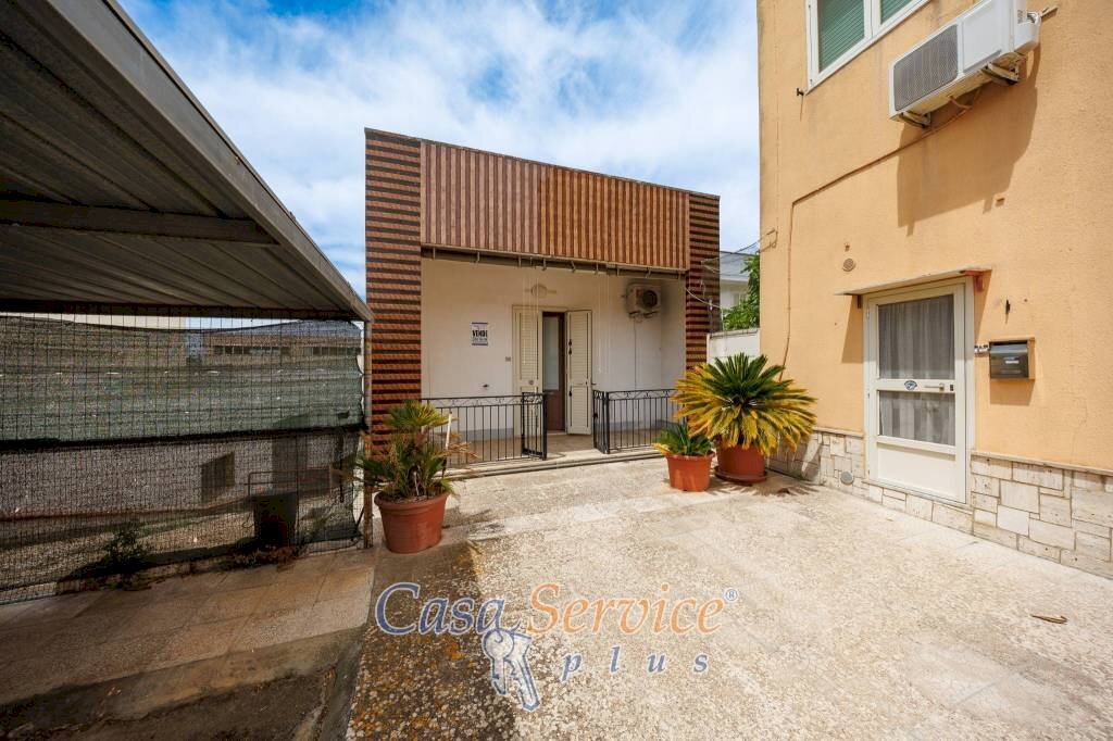Cortile interno - Casa indipendente via Giuseppe Grassi, Sannicola - foto 2