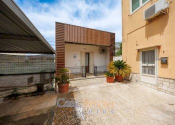 Cortile interno - Casa indipendente via Giuseppe Grassi, Sannicola - foto 2