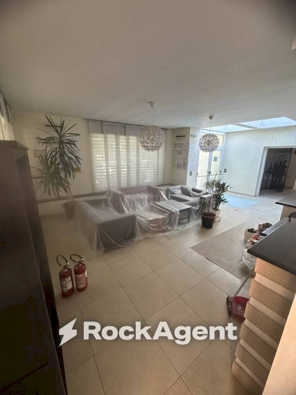 Interno palazzo - Negozio viale della Gioventù, 22, San Giovanni Rotondo - foto 3