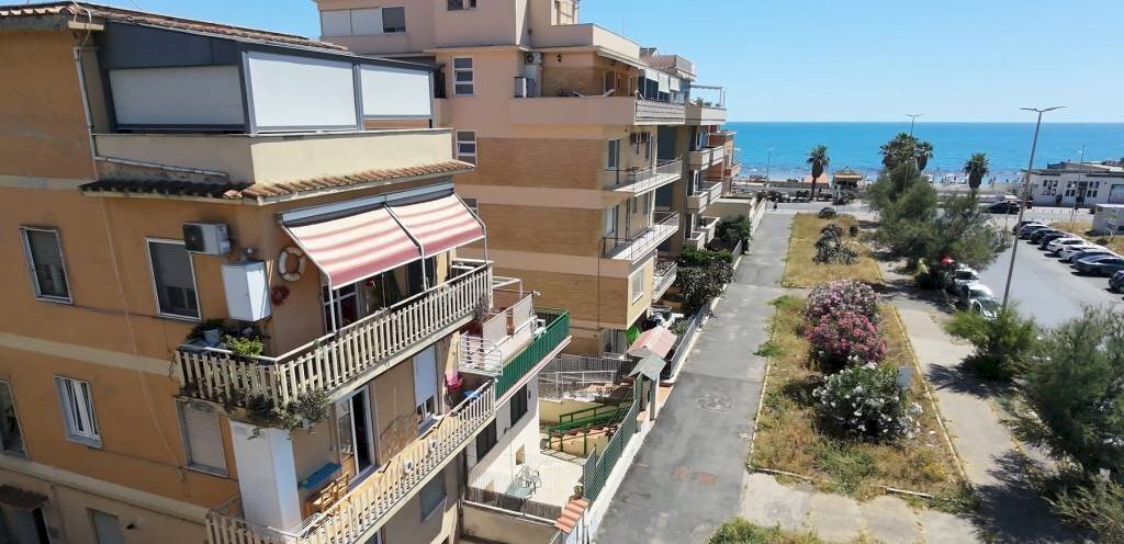 Facciata - Bilocale viale delle Repubbliche Marinare, Roma (zona Lido di Ostia) - foto 1