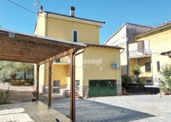 vendesi villetta indipendente con giardino luccaDJ - Villa Via Sarzanese 3542, Lucca - foto 1