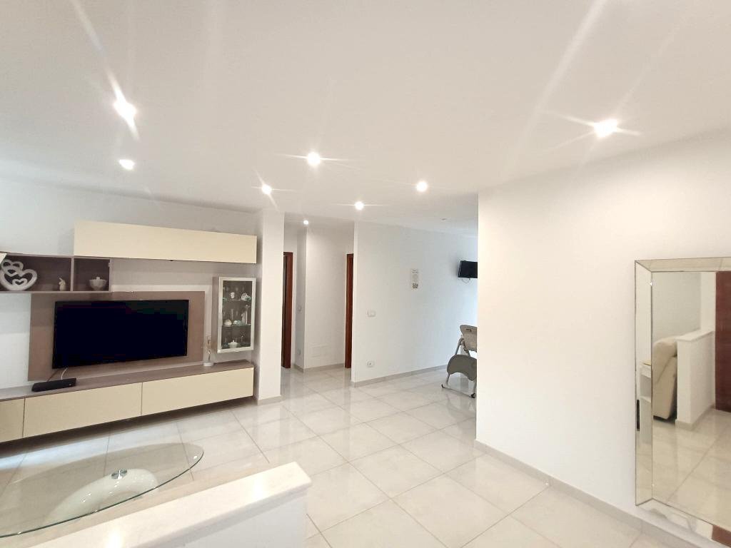 Three-room apartment via Chambery, Aosta - photo 3
