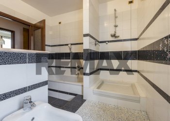 Bagno - Semi-detached house via Cavour
 
40, Buguggiate - photo 24