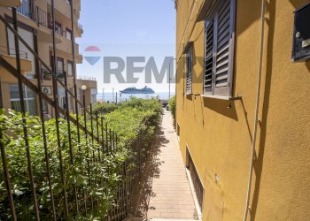 Edificio all\'aperto - Four-room apartment Vicolo degli agrumai
 
1, Giardini-Naxos - photo 15