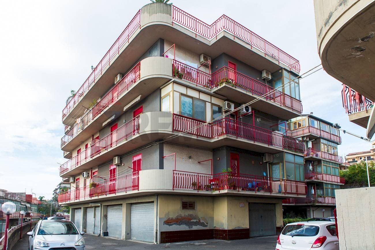 Edificio all\'aperto - Quadrilocale Via Michelangelo Buonarroti
13, Aci Catena - foto 3