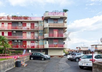 Edificio all\'aperto - Quadrilocale Via Michelangelo Buonarroti
 
13, Aci Catena - foto 2