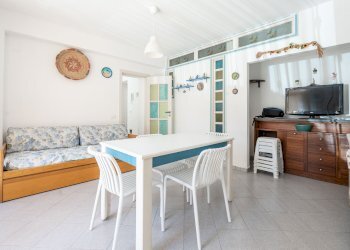 Sala da pranzo - Quadrilocale Via Enrico Toti
 
5, Acireale - foto 3