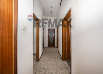 Hall / corridoio - Semi-detached house piazza libertà
 
9, Masi Torello - photo 21