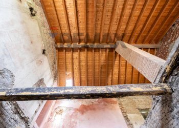Scale - Casa semi indipendente STRADATESSAGLI
 
58, Commessaggio - foto 2