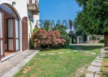 Giardino - Bilocale Via vittorio veneto
 
2, Nebbiuno - foto 9