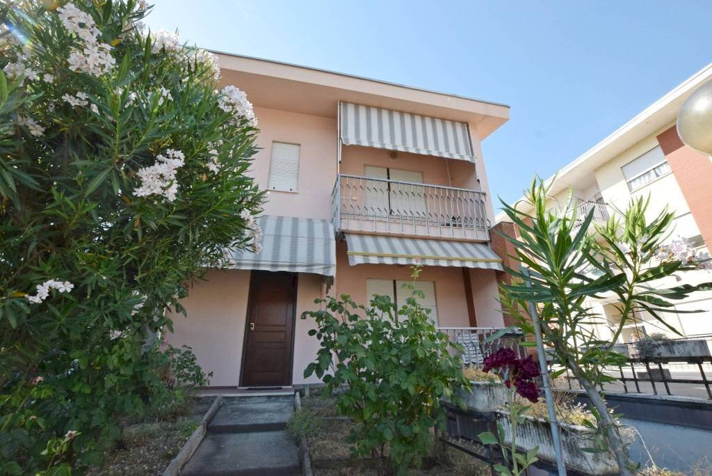 Facciata - Villa a Schiera via Alba, 41, Mondovì - foto 1