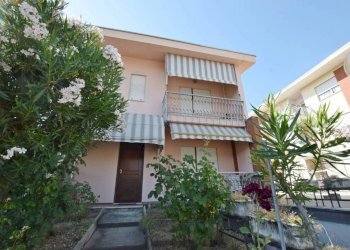 Facciata - Villa a Schiera via Alba, 41, Mondovì - foto 1