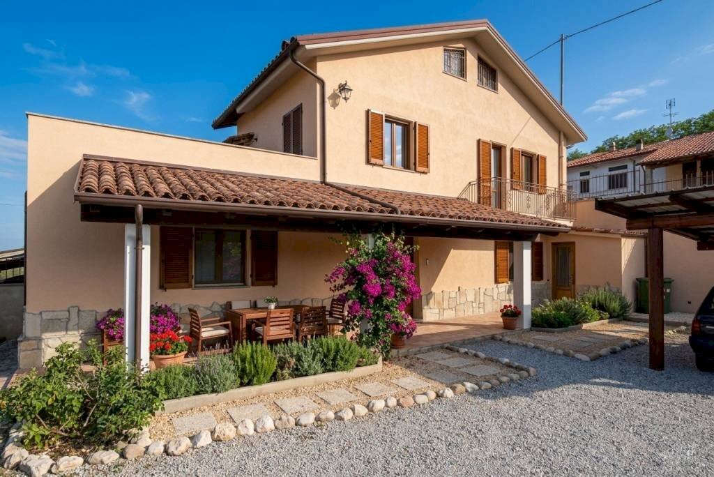 Facciata - Casa indipendente via Langhe, 382, Magliano Alpi - foto 2