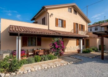 Facciata - Casa indipendente via Langhe, 382, Magliano Alpi - foto 2