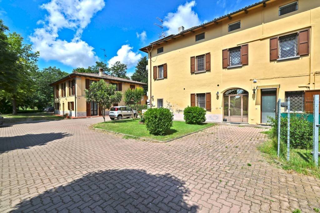 Cortile interno - Quadrilocale via Olmetola, 82, Bologna (zona Borgo Panigale) - foto 1